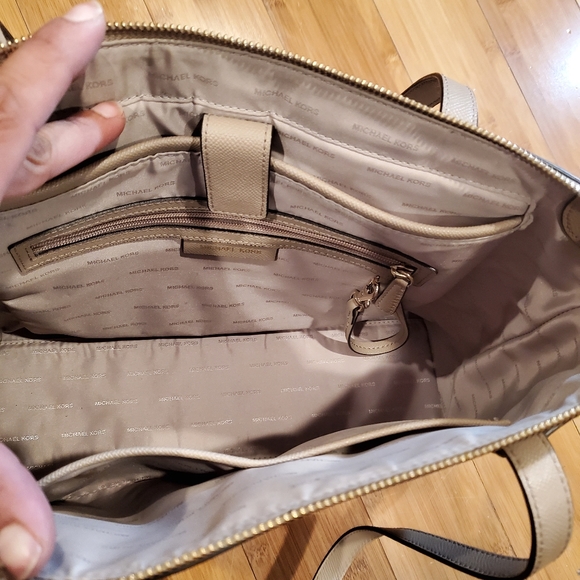 Michael kors shoulder purse - Picture 5 of 6